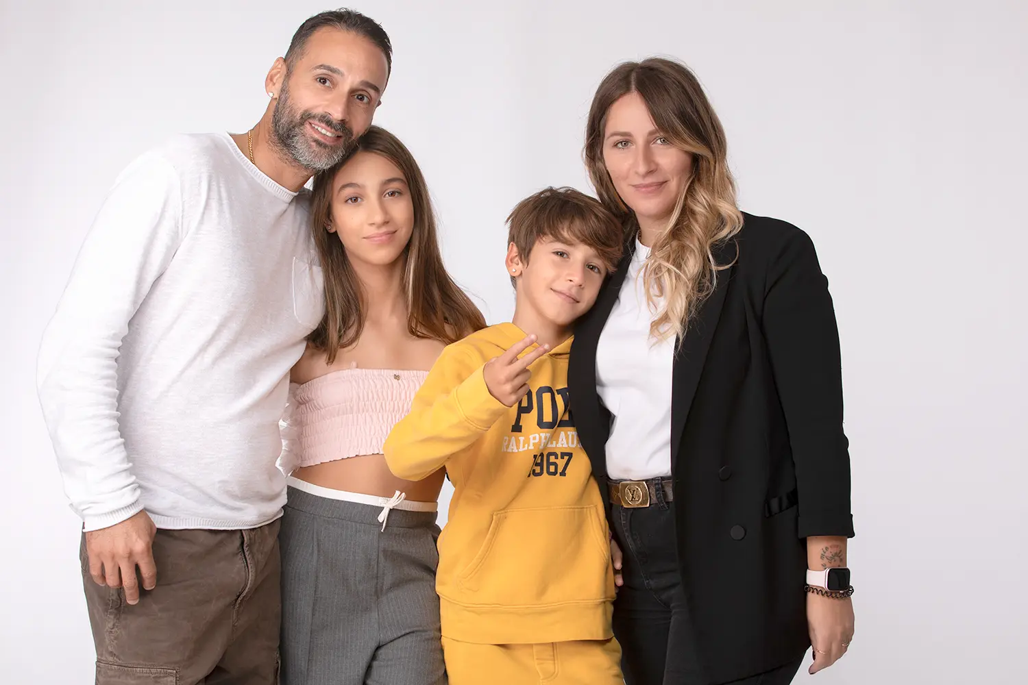 Una Famiglia che posa per un servizio fotografico in studio a Milano